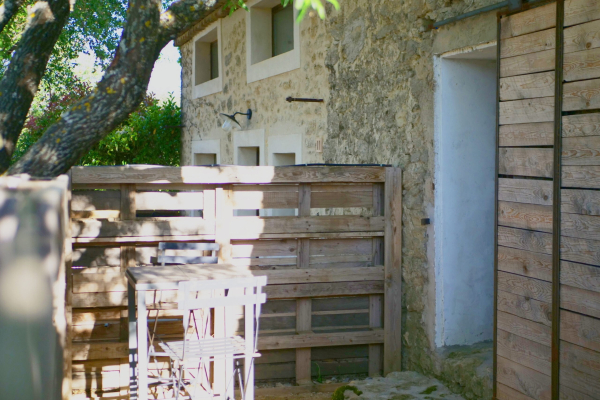 un banc en bois assis devant un bâtiment