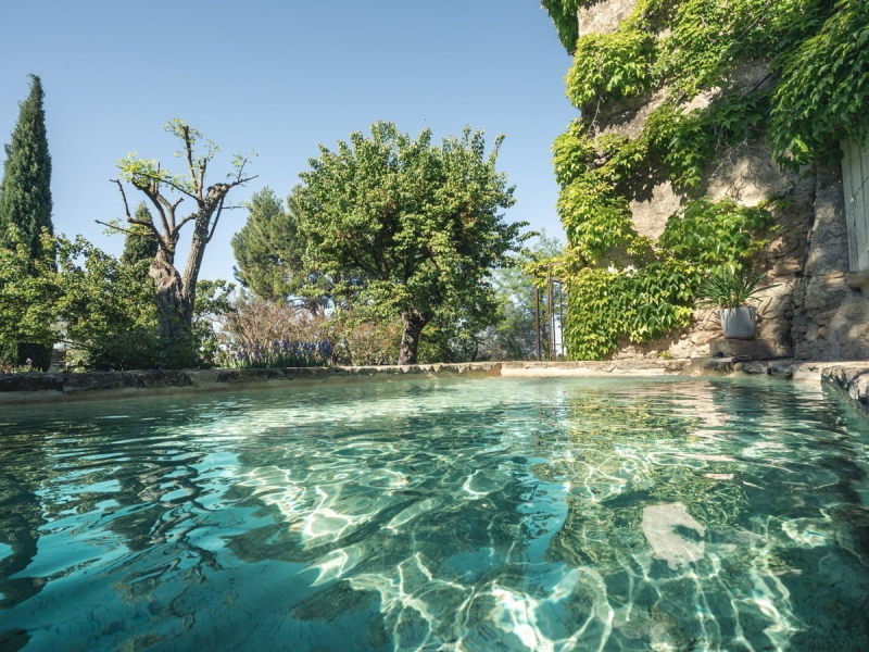 une piscine d'eau avec une cascade au milieu