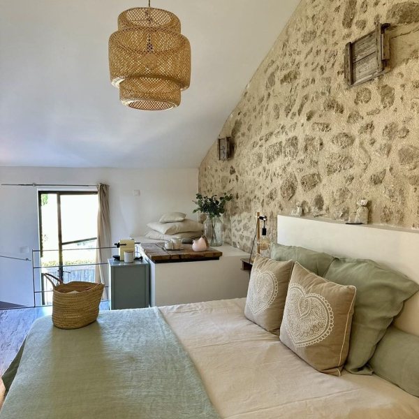 Moonstone Room, Domaine La Parpaille, bed and breakfast in the Luberon