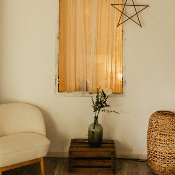 ein Wohnzimmer mit einer Blumenvase an der Wand