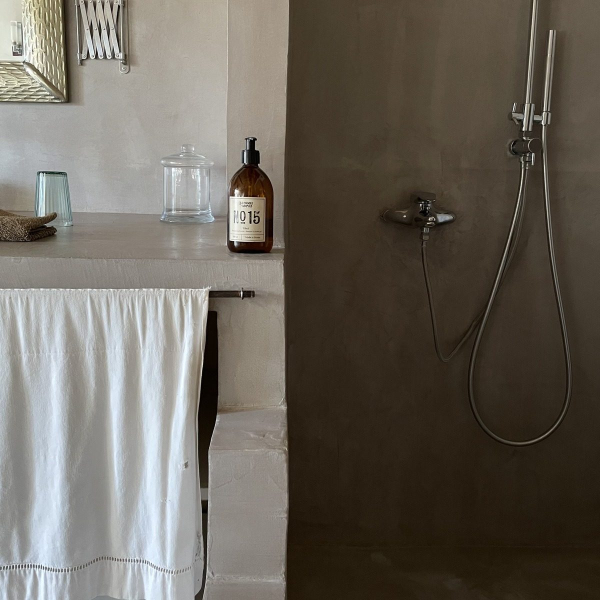 Minimalistisches Badezimmer mit natürlichen Akzenten und edler Seife.