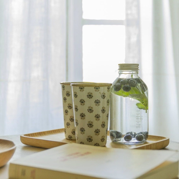 eine Flasche Wasser auf einem Tisch