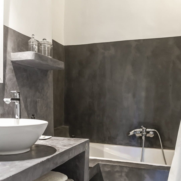 ein Badezimmer mit Waschbecken, Toilette und Badewanne