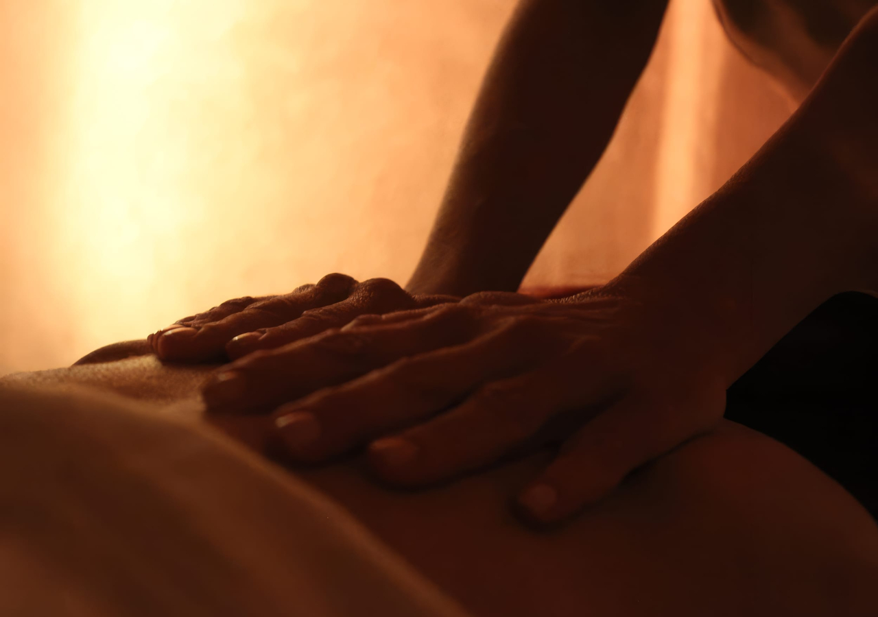 Mains se posant doucement sur le dos, une séance de relaxation profonde.