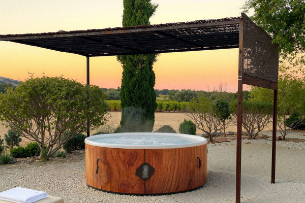 Ein entspannendes nordisches Bad in grüner und friedlicher Umgebung bei Sonnenuntergang.