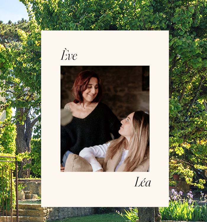 Mère et fille, Eve et Léa, partagent un moment de tendresse dans un jardin paisible.