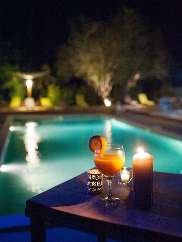un verre de jus d'orange assis sur une table